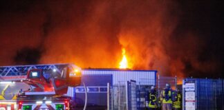 Ein Feuer hat in der Nacht Teile eines Kfz-Betriebs in Gladbeck zerstört.