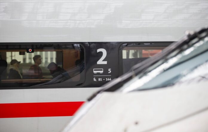 Ein ICE erfasste einen jungen Mann in Leichlingen. (Symbolbild)