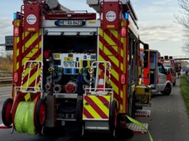 Schwerer Unfall auf der A3 bei Ratingen: Lkw ausgewichen? Die Feuerwehr an der Einsatzstelle. Foto: FW Ratingen