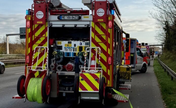 Die Feuerwehr an der Einsatzstelle. Foto: FW Ratingen Die Feuerwehr an der Einsatzstelle. Foto: FW Ratingen