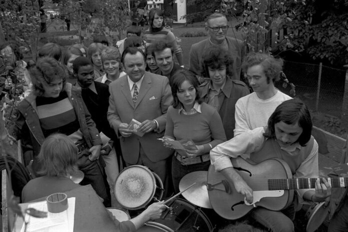 Demonstration mit Musik für die Stadt Angerland. Amtsbürgermeister Wilhelm Droste (Mitte), 31.5.1973, Foto: Stadtarchiv Ratingen Demonstration mit Musik für die Stadt Angerland. Amtsbürgermeister Wilhelm Droste (Mitte), 31.5.1973, Foto: Stadtarchiv Ratingen