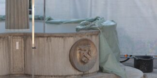 CDU will einheitliche Baustellentafeln für mehr Transparenz in Ratingen Obwohl die Brunnensanierung medial breit kommuniziert wurde fragten sich viele Passanten trotzdem was da mitten in der Stadt passiert. Ein Schild hätte Informationen direkt bereitgestellt. Bild: Alexander Heinz