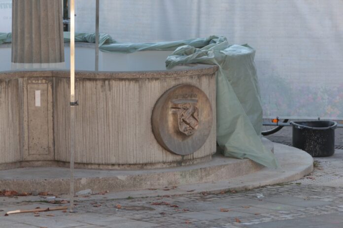 30_RAT_Brunnen Renovierung Obwohl die Brunnensanierung medial breit kommuniziert wurde fragten sich viele Passanten trotzdem was da mitten in der Stadt passiert. Ein Schild hätte Informationen direkt bereitgestellt. Bild: Alexander Heinz