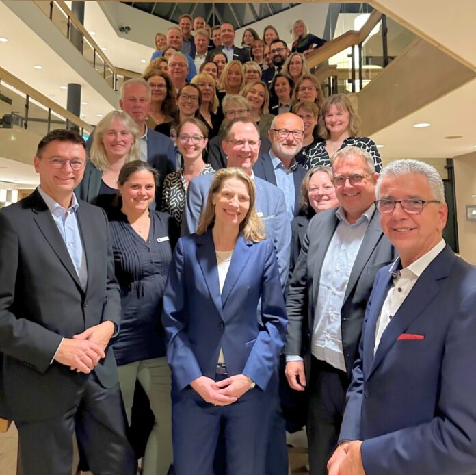 Die Jubilare und der Vorstand der Sparkasse HRV am Jubiläumstag, Bild: Sparkasse HRV