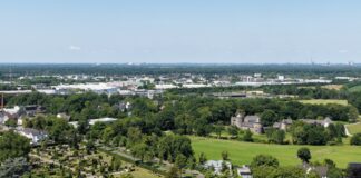 Was tut sich im Westen? Ratinger Unternehmerinnen und Unternehmer treffen sich Blick aus der Luft von Ratingen Mitte gen Westen, Bild: Nestocm