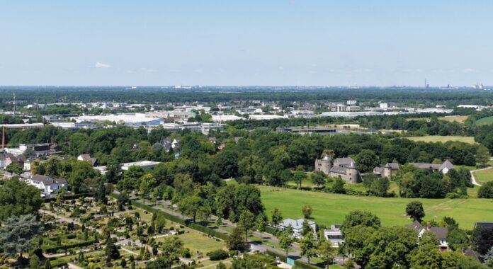Mitte-Tiefenbroich Blick aus der Luft von Ratingen Mitte gen Westen, Bild: Nestocm