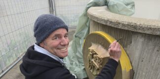 Wenn Beton wieder zu atmen beginnt – Utz Rütten restauriert den Marktbrunnen Utz Rütten legt Han an den Brunnen an, Bild: Alexander Heinz