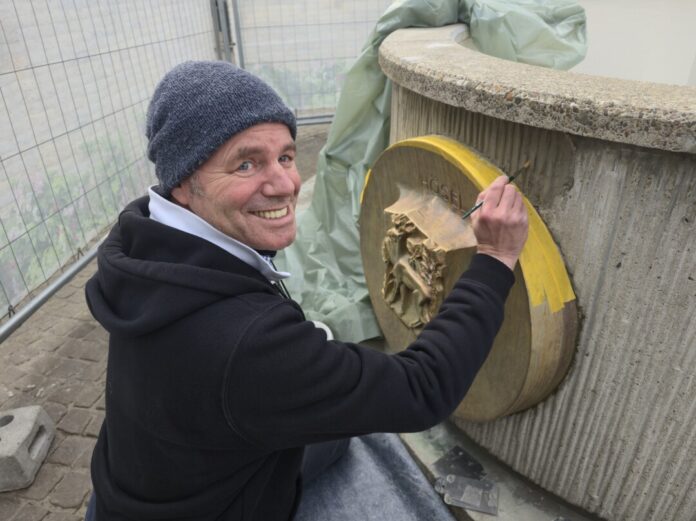 31_RAT_Utz Rütten Utz Rütten legt Hand an den Brunnen an, Bild: Alexander Heinz