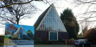 „Manch Eggerscheidter fragt sich…“ Die Zeltkirche mit gesäubertem Hinweis, Foto: JuZ Eggerscheidt