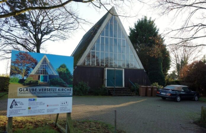 Die Zeltkirche mit gesäubertem Hinweis, Foto: JuZ Eggerscheidt