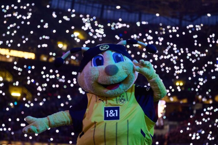 BVB-Weihnachtssingen Stimmungsvoll und schwarz-gelb: Das BVB-Weihnachtssingen lockte auch 2024 mehr als 70.000 Besucher an. (Archivbild)