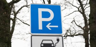 Zahl der Ladepunkte in NRW deutlich gestiegen Auch in NRW gibt es immer mehr Ladepunkte für immer mehr E-Autos. (Symbolbild)