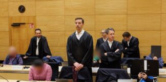 Prozesstart um das Schleusen von Prostituierten aus Thailand nach Deutschland: Die Angeklagten sitzen im Landgericht Bielefeld neben ihren Verteidigern.