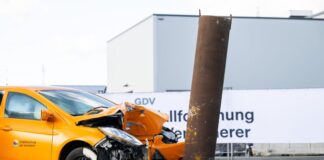 Innerorts Fuß vom Gas: Forscher warnen vor schweren Unfällen Frontalaufprall auf einen Baum mit knapp 70 - das Auto ist stark zerstört, der Fahrer wäre womöglich tot