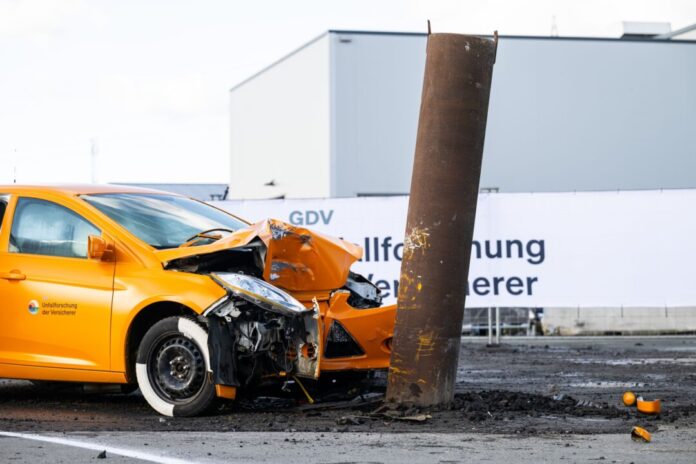 Frontalaufprall auf einen Baum mit knapp 70 - das Auto ist stark zerstört, der Fahrer wäre womöglich tot 