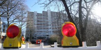 Gericht setzt Verhandlung um schnelle Hannibal-Räumung fort Absperrungen standen vor über acht Jahren bei der Räumung vor dem Hochhauskomplex Hannibal in Dortmund. (Archivbild)