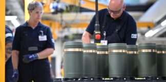 Rheinmetall-Mitarbeiter sind im Werk Unterlüß mit dem Verschließen von 155-Millimeter-Artilleriegranaten beschäftigt. Die Nachfrage nach solcher Munition ist stark gestiegen. (Archivbild)