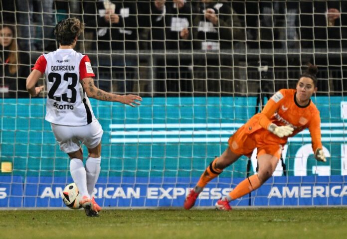 Torhüterin Charlotte Voll Torhüterin Charlotte Voll wird den Bayer-Frauen lange fehlen. (Archivfoto)