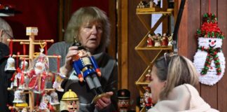 Vorweihnachtstreiben Anfang November: In Essen-Steele hat der Weihnachtsmarkt geöffnet.