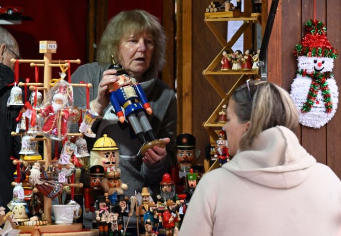 Vorweihnachtstreiben Anfang November: In Essen-Steele hat der Weihnachtsmarkt geöffnet.