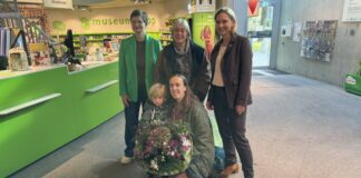 4.444.444 – Besucherin wird im Neanderthal-Museum überrascht Bärbel Auffermann, Direktorin des Neanderthal-Museums mit Familie Obst und Landrätin Bettina Warnecke. Foto: Kreis ME