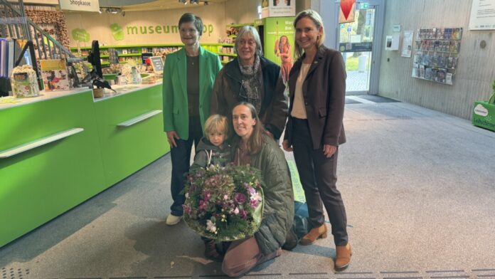4.444.444ste Besucherin_quer Bärbel Auffermann, Direktorin des Neanderthal-Museums mit Familie Obst und Landrätin Bettina Warnecke. Foto: Kreis ME