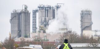 In einem Chemie- und Raffineriepakt NRW fordern das Land, Verbände und die Gewerkschaft IGBCE Maßnahmen zum Erhalt der Wettbewerbsfähigkeit vor allem energieintensiver Unternehmen. (Symbolbild)
