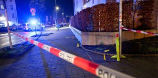 Zwei Menschen werden mit Schussverletzungen in eine Klink gebracht. 