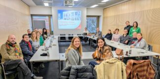 Lehrergruppe zu Besuch in Ratingen Der stellvertretende Bürgermeister Michael Droste und Abteilungsleiterin Julia Federer vom Grünflächen- und Umweltamt begrüßten gemeinsam mit Claudine Stricker (Schulleiterin Eduard-Dietrich-Schule) und Nicole Wehner (Lehrerin und Projektleiterin an der EDS) die internationale Gruppe. Foto: Stadt Ratingen