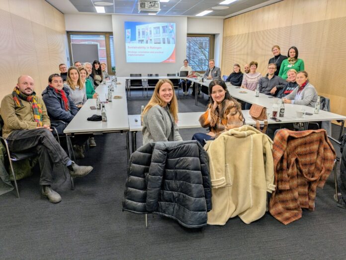 48_RAT_Erasmus-Plus-Besuch Der stellvertretende Bürgermeister Michael Droste und Abteilungsleiterin Julia Federer vom Grünflächen- und Umweltamt begrüßten gemeinsam mit Claudine Stricker (Schulleiterin Eduard-Dietrich-Schule) und Nicole Wehner (Lehrerin und Projektleiterin an der EDS) die internationale Gruppe. Foto: Stadt Ratingen