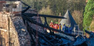 Flammen wüten im historischen Schloss Hardenberg Einsatzkräfte inspizieren das ausgebrannte Dachgeschoss von Schloss Hardenberg. (Luftaufnahme mit einer Drohne)
