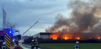 Brand in Metallbetrieb in Bielefeld – Warnung an Bevölkerung Wegen der Rauchentwicklung bei einem Lagerhallenbrand in Bielefeld wurde eine Warnung an die Bevölkerung herausgegeben.