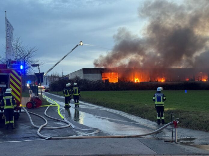 Brand in Metallbetrieb in Bielefeld Wegen der Rauchentwicklung bei einem Lagerhallenbrand in Bielefeld wurde eine Warnung an die Bevölkerung herausgegeben.