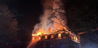 Das Schloss brennt lichterloh. Foto: FW Velbert