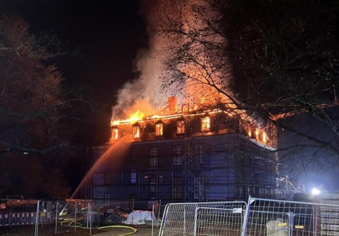 Das Schloss brennt lichterloh. Foto: FW Velbert