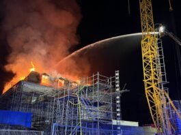 So sah es am Schloss Hardenberg aus, als das Feuer noch brannte. Foto: Feuerwehr Velbert