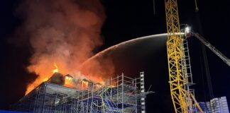 So sah es am Schloss Hardenberg aus, als das Feuer noch brannte. Foto: Feuerwehr Velbert