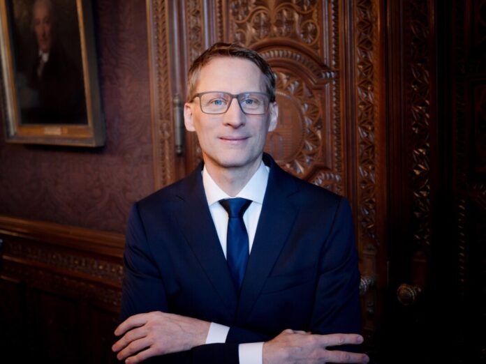 Der Virologe Florian Klein will das Preisgeld in Höhe von 150.000 Euro in die HIV-Forschung stecken.