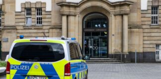 Sohn zum Mord angestiftet? Vater aus Gefängnis entlassen Das Landgericht Duisburg hat einen 40-Jährigen aus der Haft entlassen. Die Richter sind nicht überzeugt, dass er seinen Sohn zu einem Mord angestiftet hat. (Symbolbild)