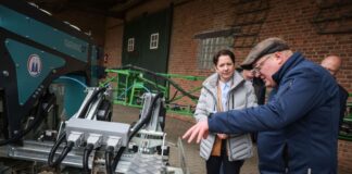 NRW-Agrarministerin Silke Gorißen lässt sich einen neuen, sogenannten Hackroboter erklären. 