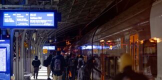Fern- und Regionalzüge fahren den Kölner Hauptbahnhof wieder an.