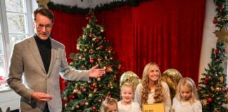 Bei Familie Wüst holt das Christkind den Wunschzettel ab Ministerpräsident Wüst erinnert sich an die Weihnachtswünsche seiner Kindheit zurück.