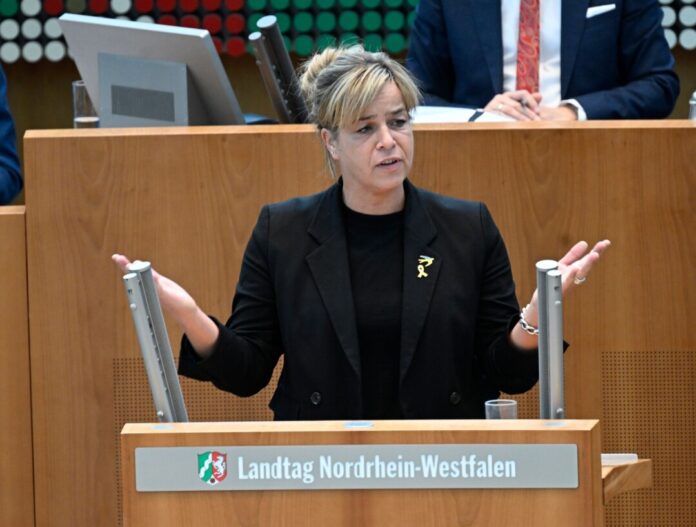 Landtag Nordrhein-Westfalen NRW-Wirtschaftsministerin Mona Neubaur (Grüne) spricht sich angesichts der wirtschaftlichen Schwäche für flexible Antworten in der Klimapolitik aus. (Archivbild)