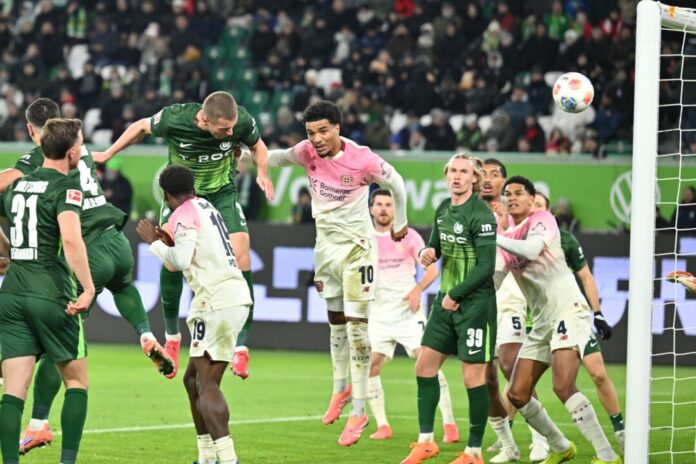 VfL Wolfsburg - Bayer Leverkusen Das Kopfballtor von Denis Vavro war für den VfL Wolfsburg zu wenig.