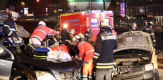 Innerorts Fuß vom Gas: Forscher warnen vor schweren Unfällen Innerorts wird auf vermeintlich freien Straßen oft zu schnell gefahren. Schwere Unfälle sind die Folge, warnen die Unfallversicherer. (Symbolbild)