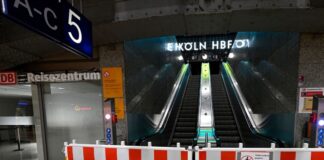 Kölner Hauptbahnhof ohne Fernverkehr Der Kölner Hauptbahnhof ist für den Fernverkehr gesperrt.