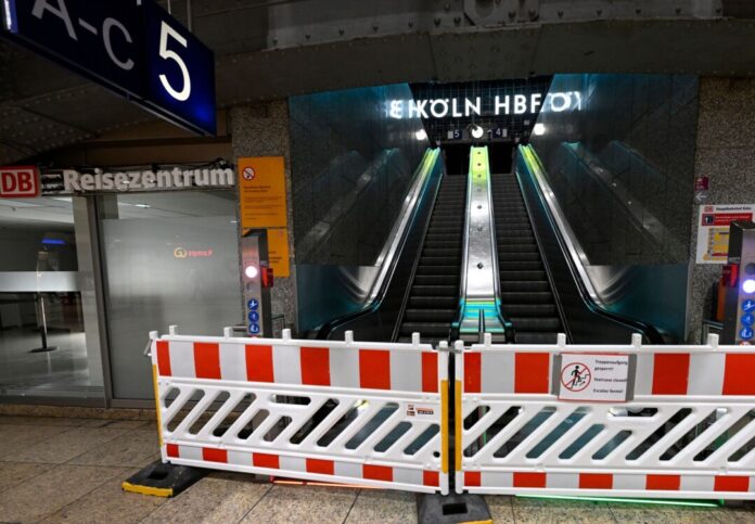 Sperrung des Kölner Hauptbahnhofs wegen Bauarbeiten Der Kölner Hauptbahnhof ist für den Fernverkehr gesperrt.