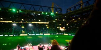 Zehntausende singen Weihnachtslieder im Stadion des BVB Bei weihnachtlicher Atmosphäre sangen Zehntausende im Stadion.