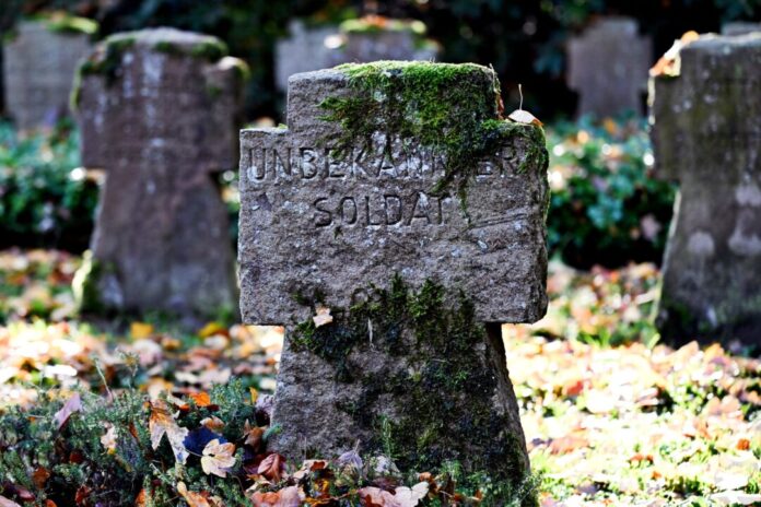 Umbetter Volksbund Deutsche Kriegsgräberfürsorge Am Volkstrauertag mahnen Politiker: Das Leid von Krieg und Diktatur darf nie vergessen werden (Archivbild).