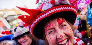 Kölns oberster Karnevalist Christoph Kuckelkorn hält den Karneval für eine große Therapiesitzung. 